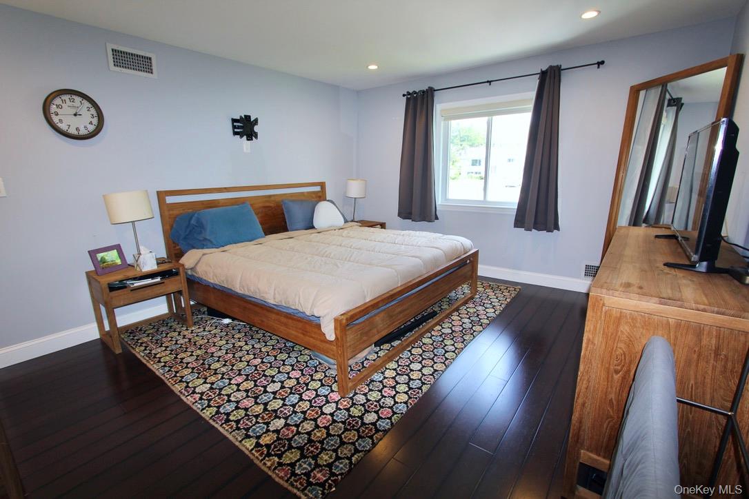 83 Executive Drive, New Hyde Park, NY 11040