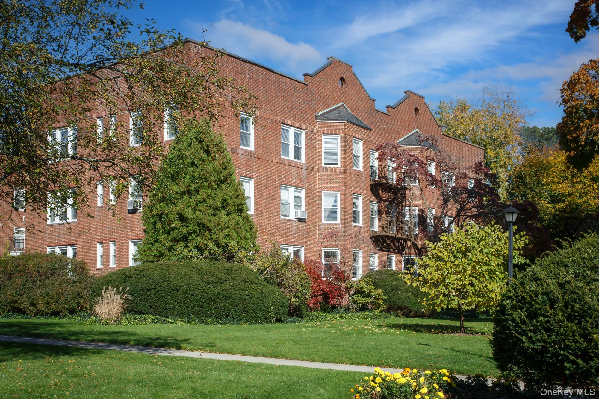 365 Stewart Avenue # A14, Garden City, NY 11530