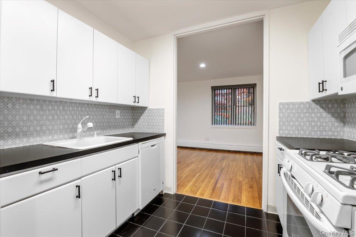 25 Chapel Place # 2D, Great Neck, NY 11021