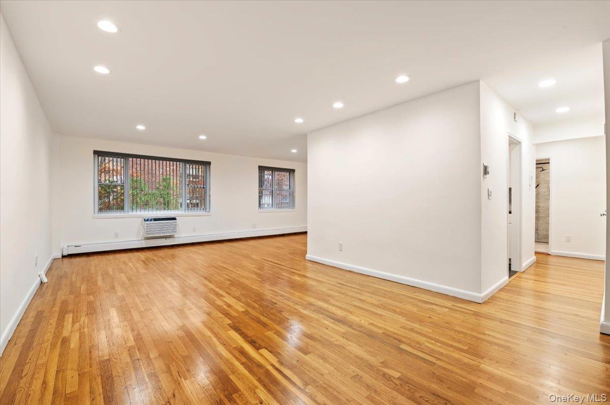 25 Chapel Place # 2D, Great Neck, NY 11021