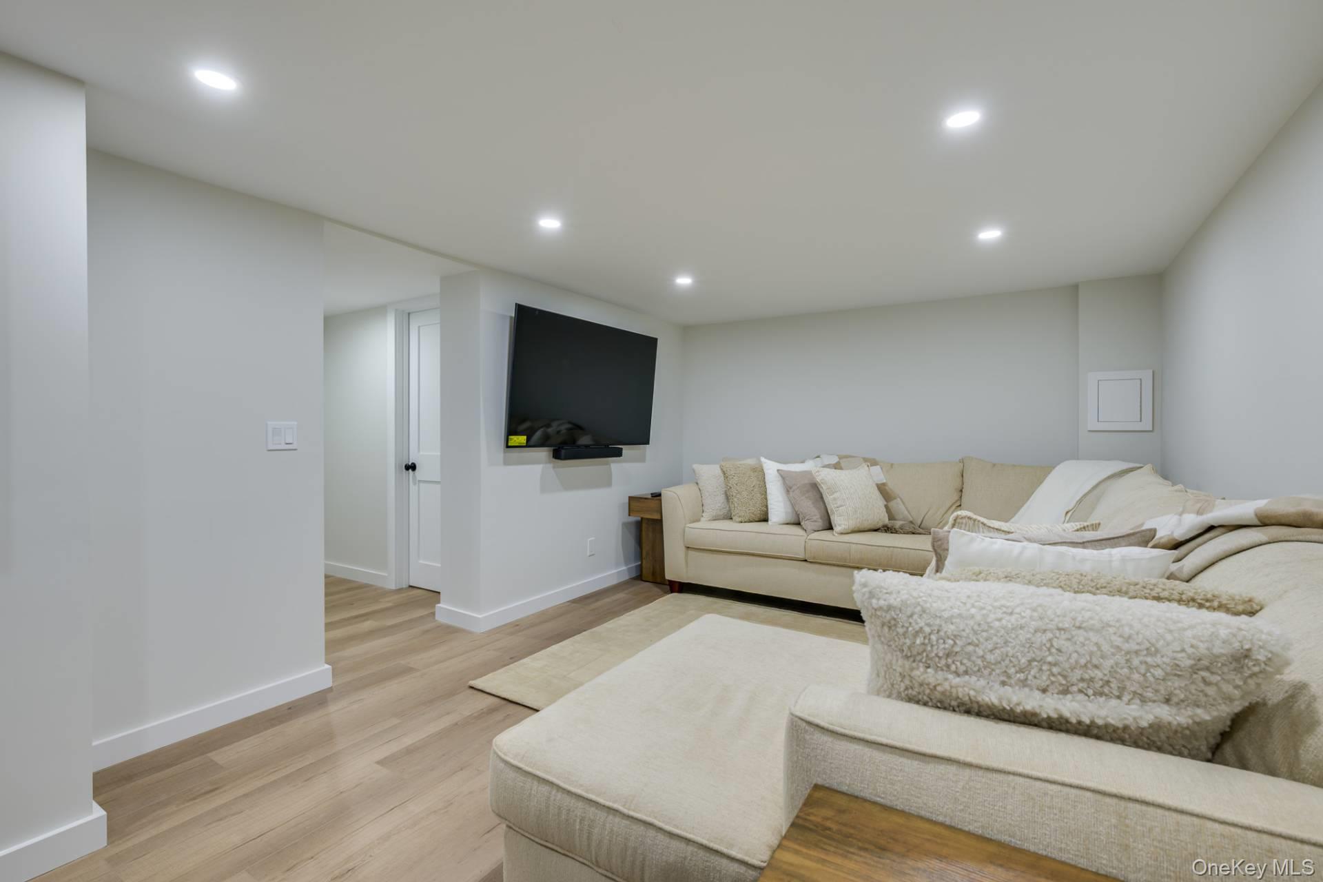 3 Oakhurst Road # 4, Hampton Bays, NY 11946