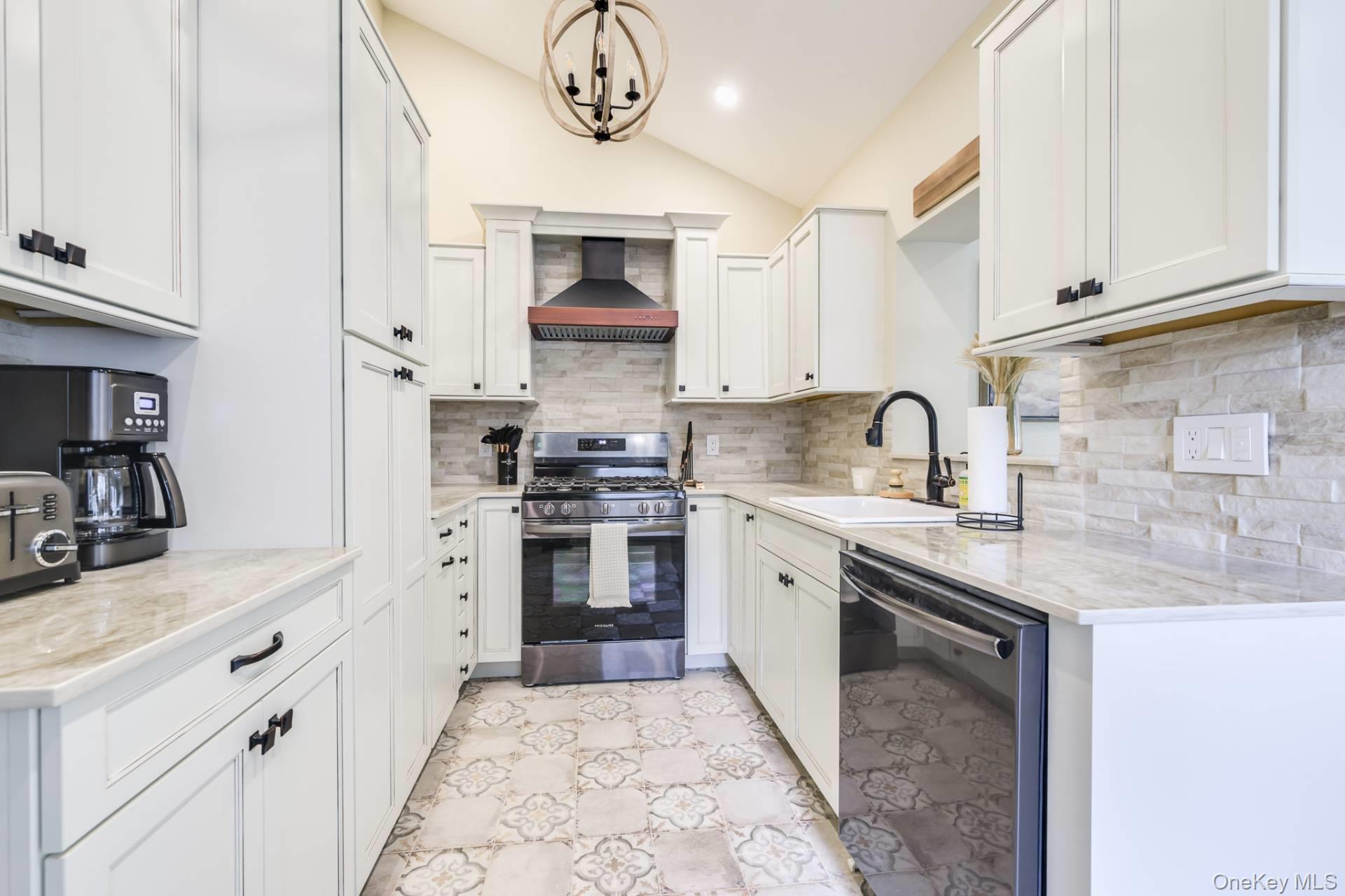 3 Oakhurst Road # 4, Hampton Bays, NY 11946