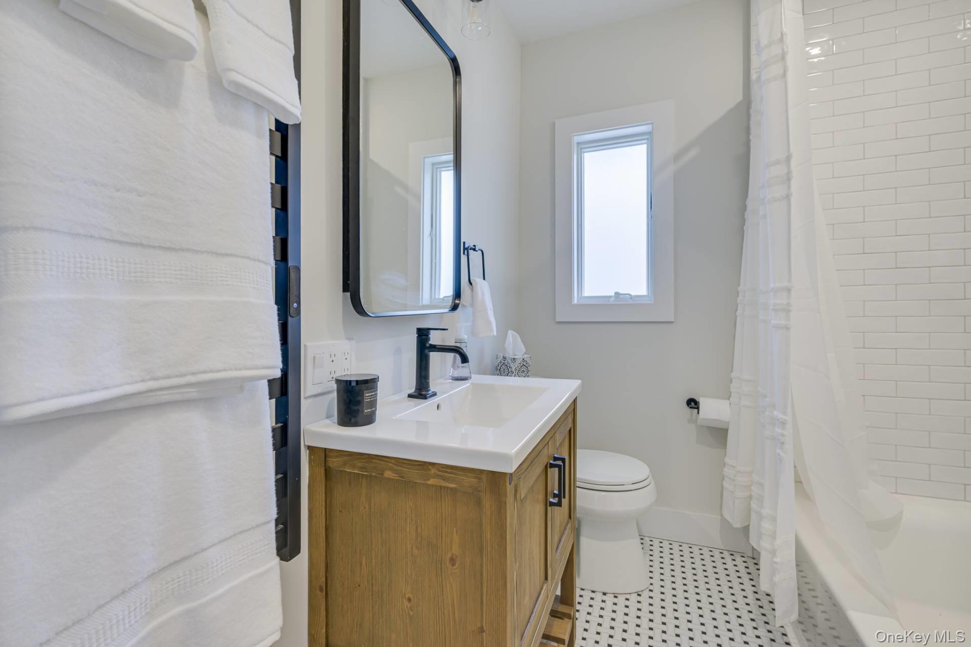 3 Oakhurst Road # 4, Hampton Bays, NY 11946