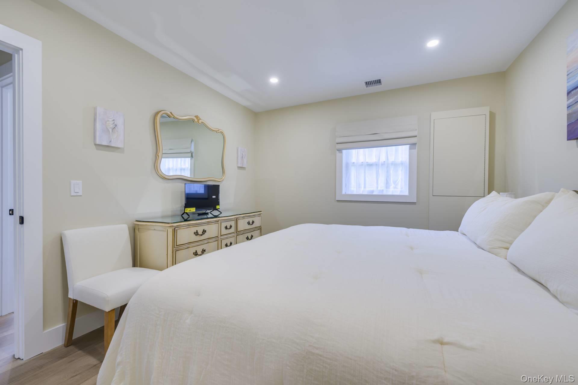 3 Oakhurst Road # 4, Hampton Bays, NY 11946