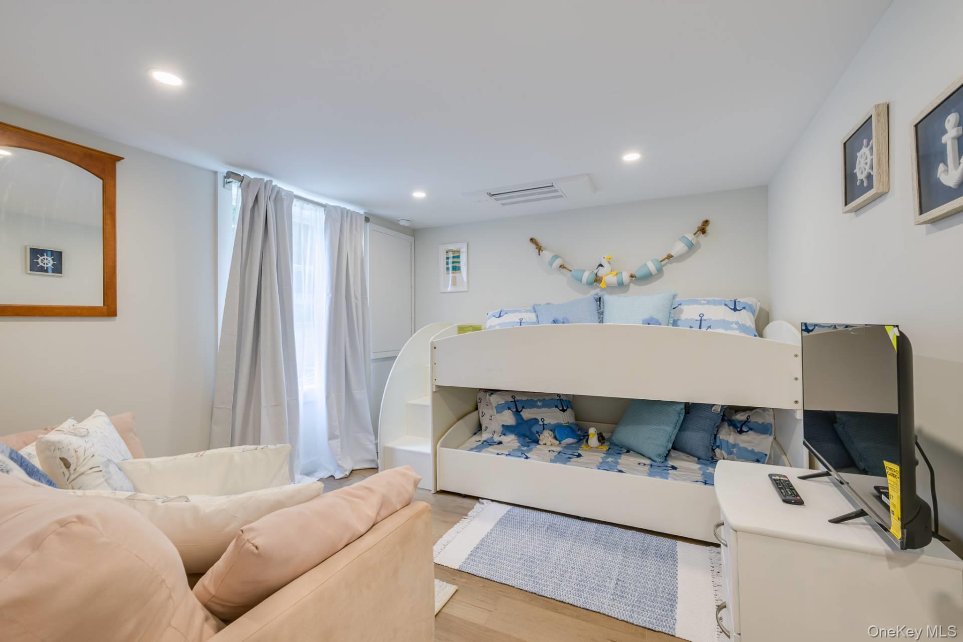 3 Oakhurst Road # 4, Hampton Bays, NY 11946