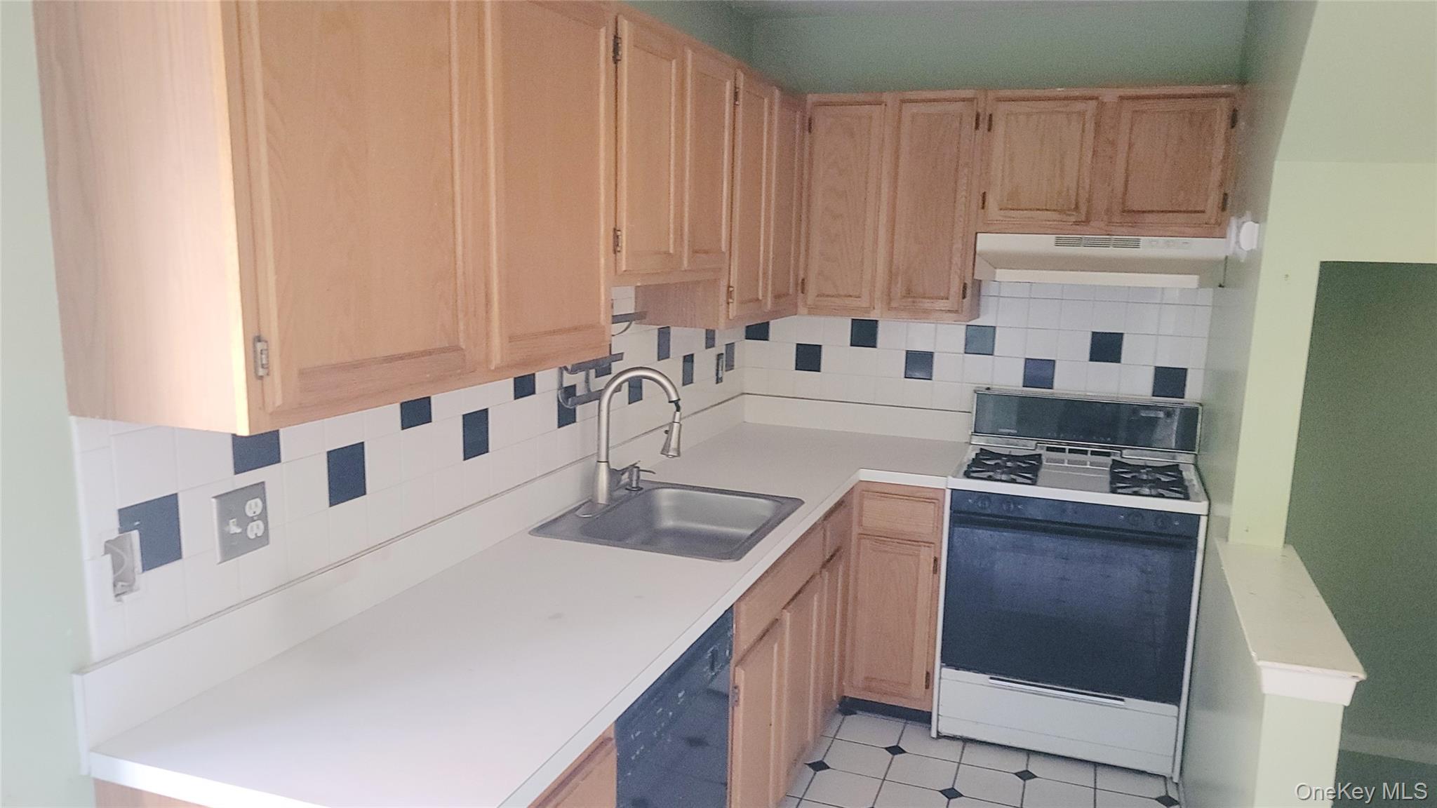 35 Gibbs Road # 22, Coram, NY 11727