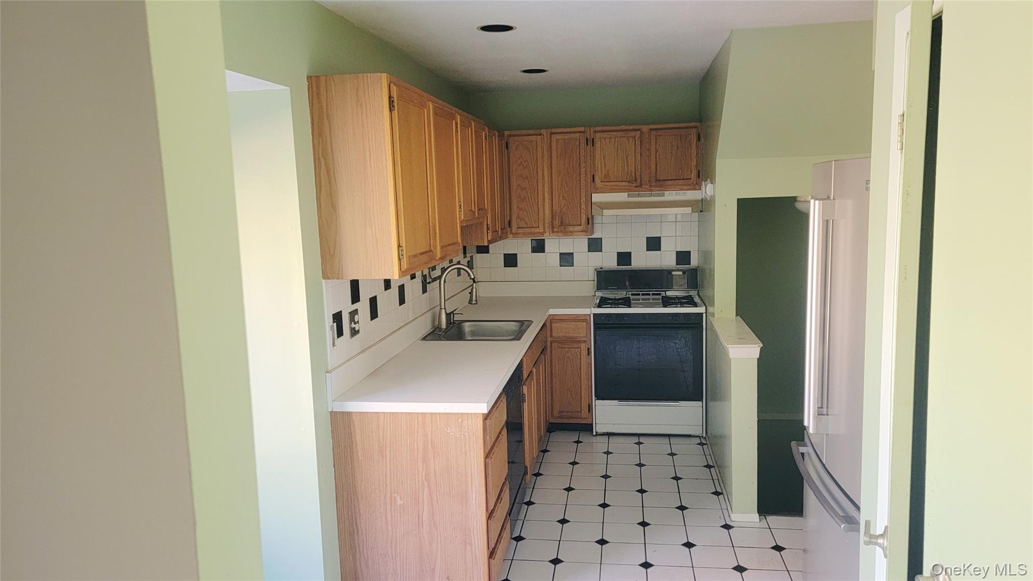 35 Gibbs Road # 22, Coram, NY 11727