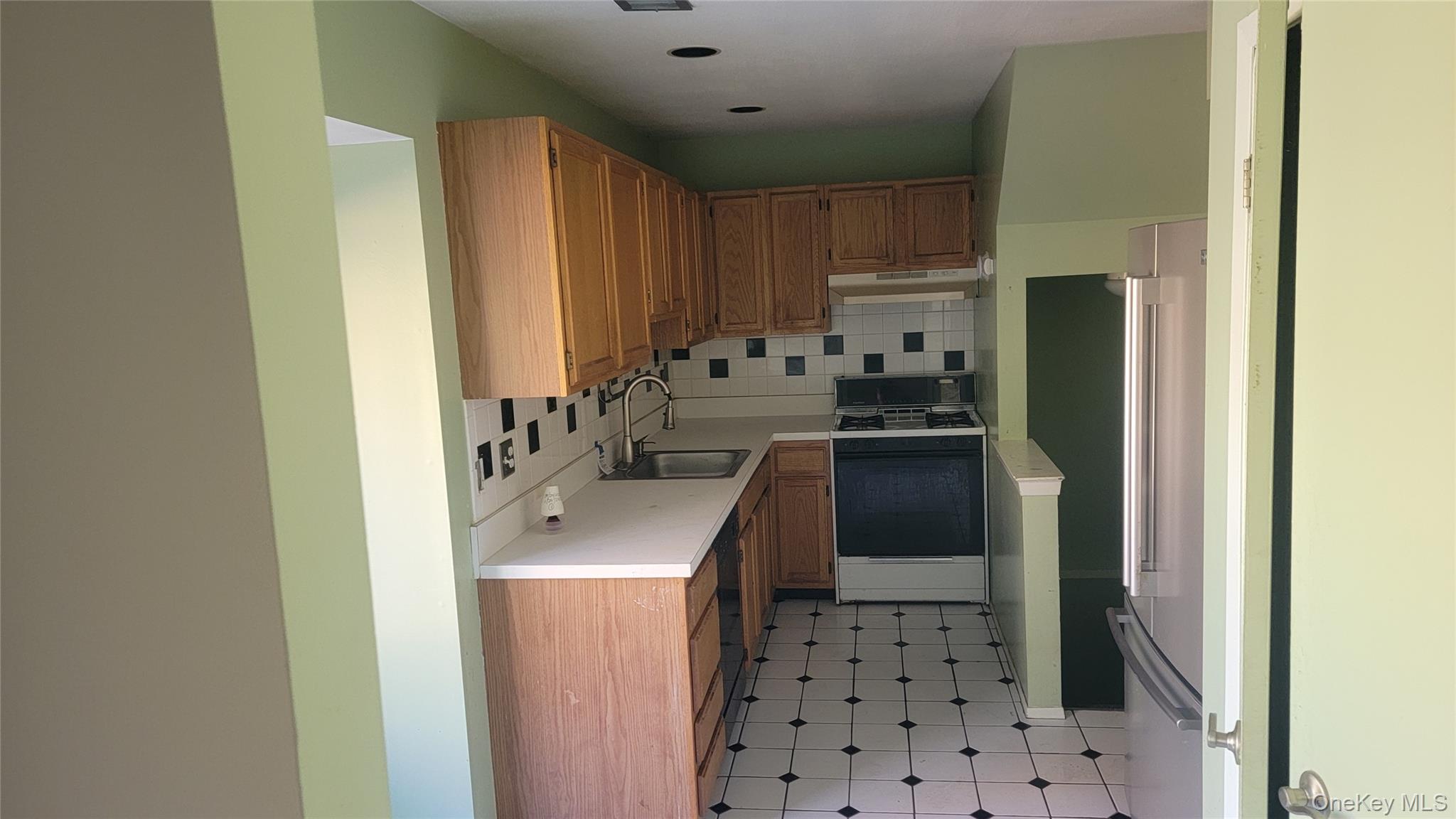 35 Gibbs Road # 22, Coram, NY 11727