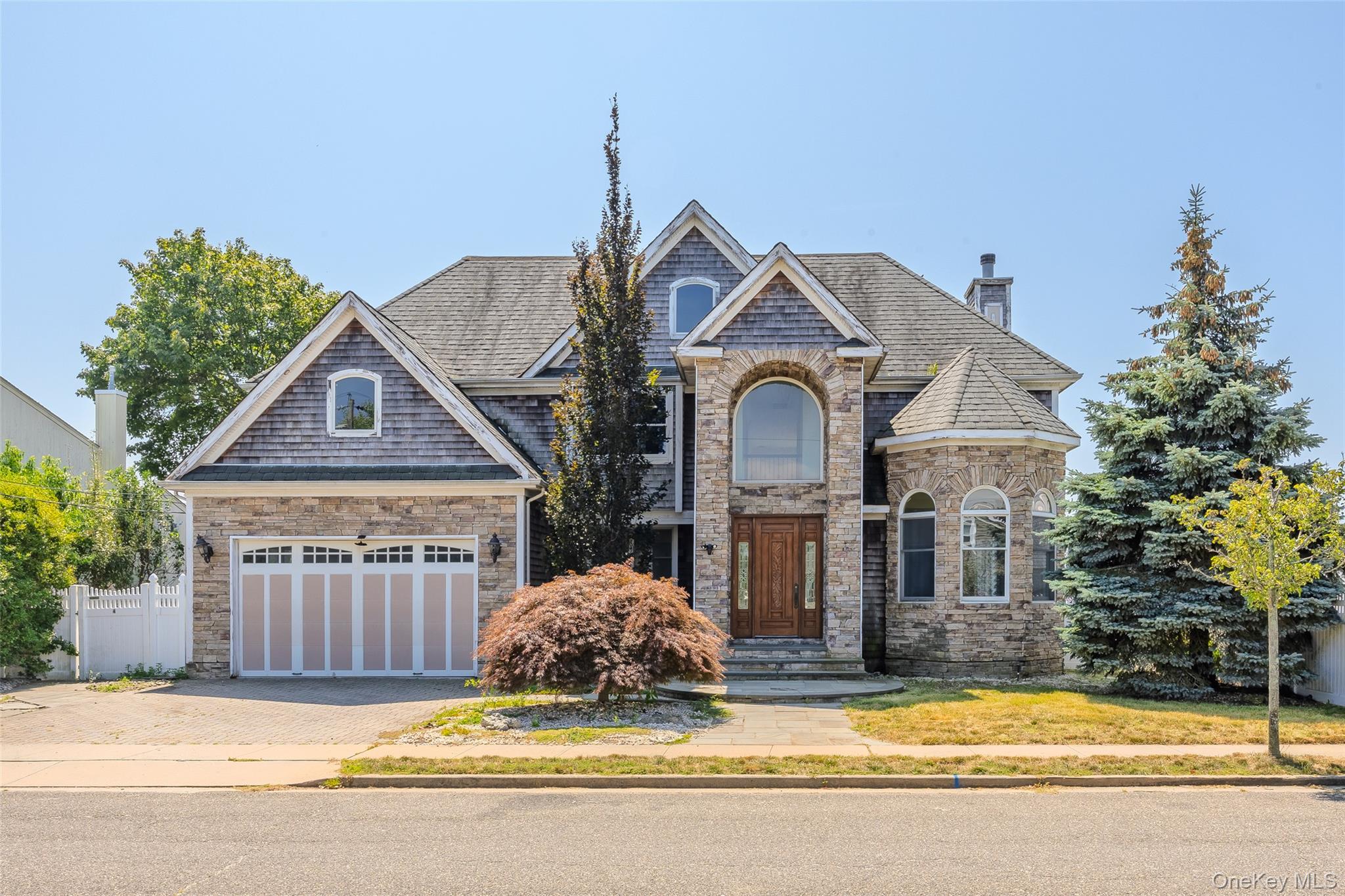 4 Sutton Place, Massapequa, NY 11758