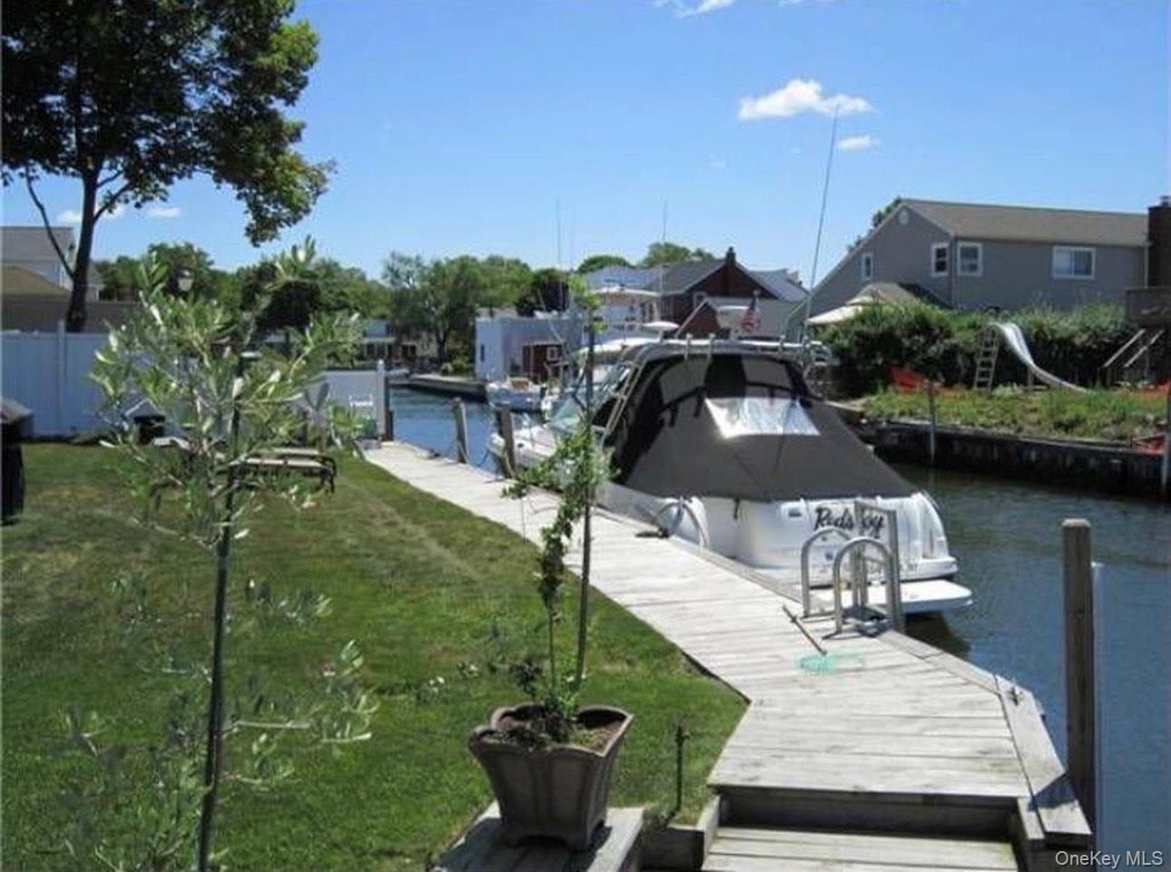 4 Sutton Place, Massapequa, NY 11758