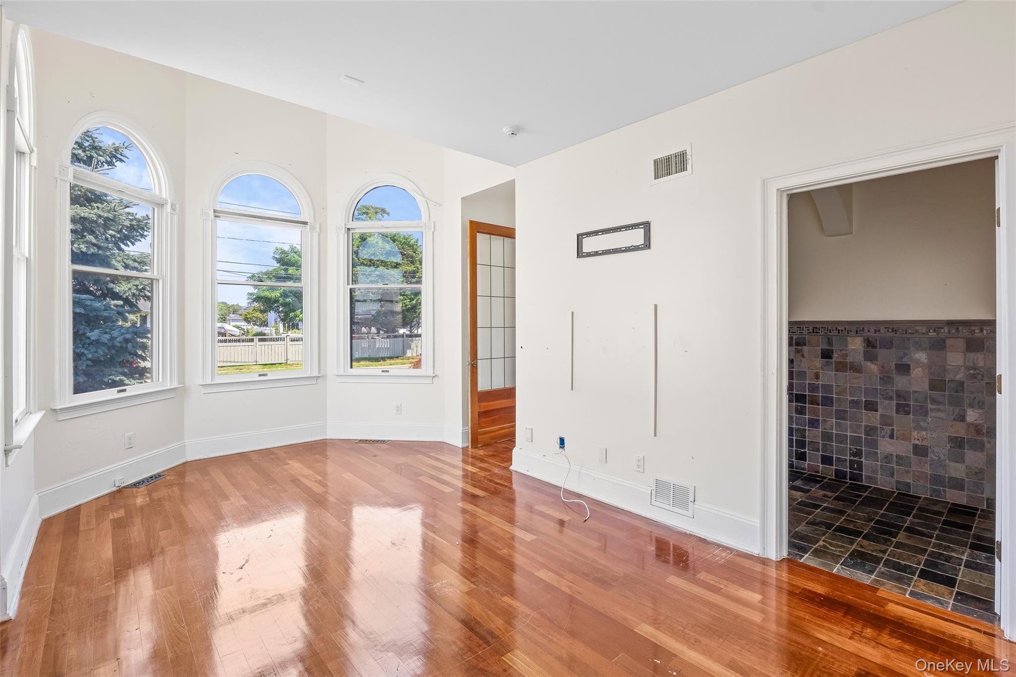 4 Sutton Place, Massapequa, NY 11758