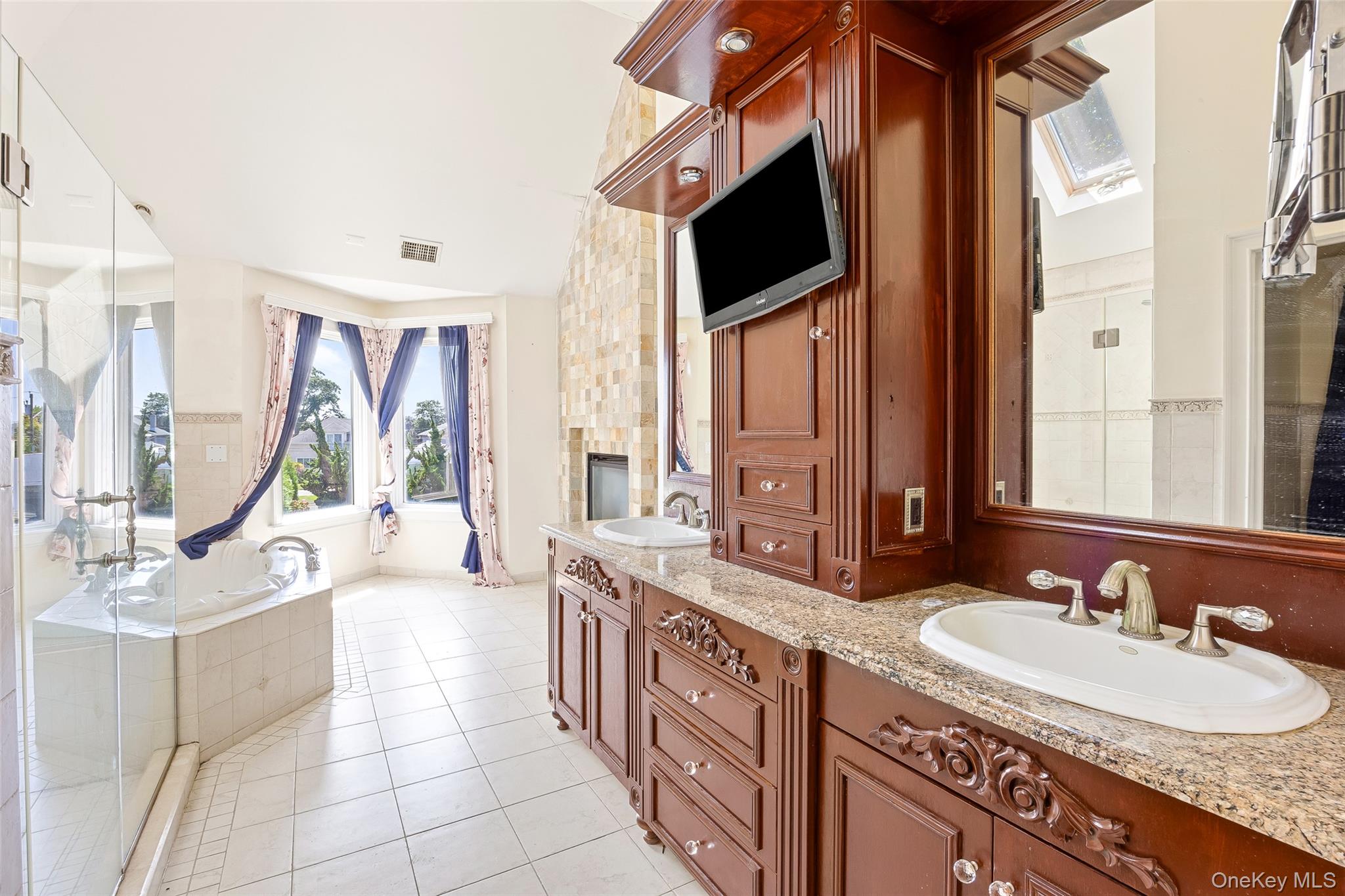 4 Sutton Place, Massapequa, NY 11758