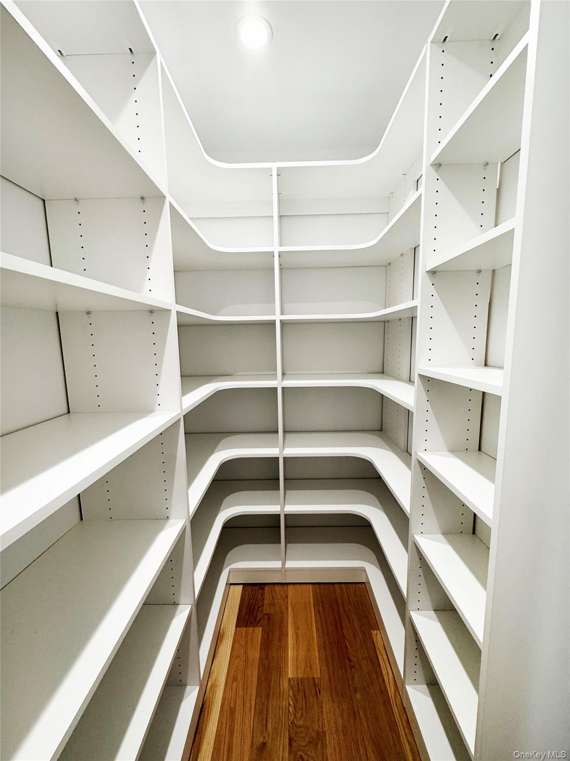 6 Clearmeadow Court, Woodbury, NY 11797