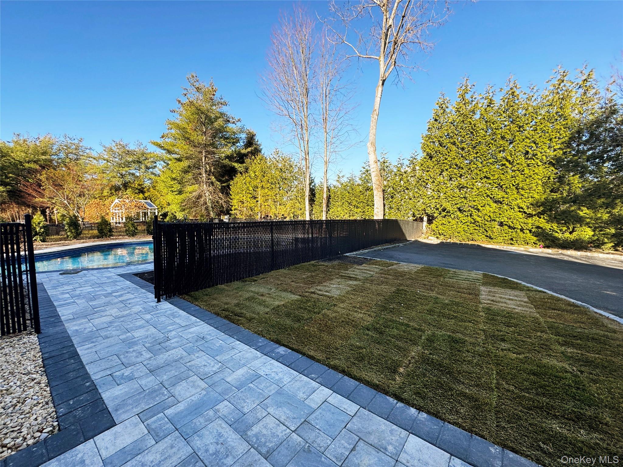 6 Clearmeadow Court, Woodbury, NY 11797