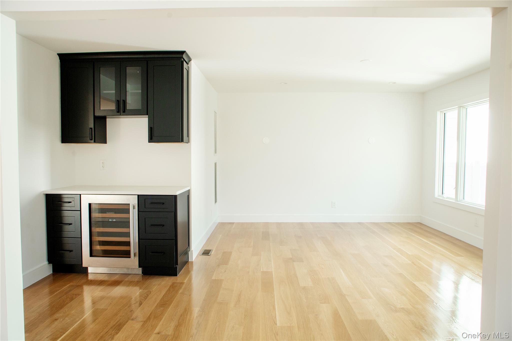 6 Clearmeadow Court, Woodbury, NY 11797