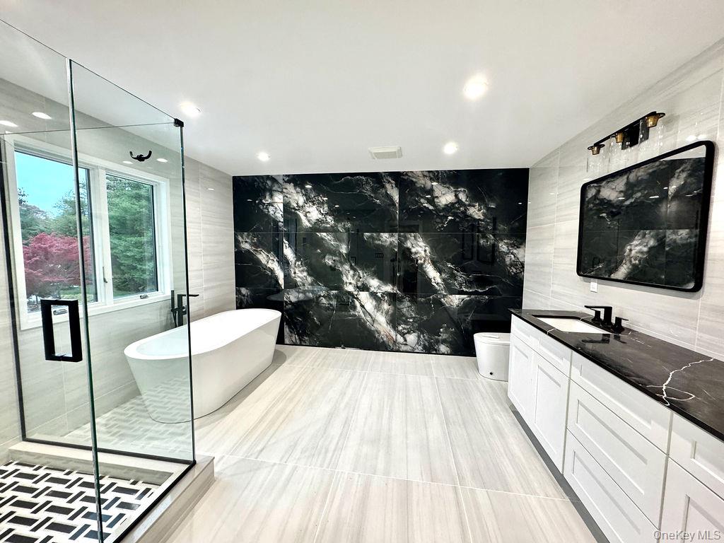 6 Clearmeadow Court, Woodbury, NY 11797