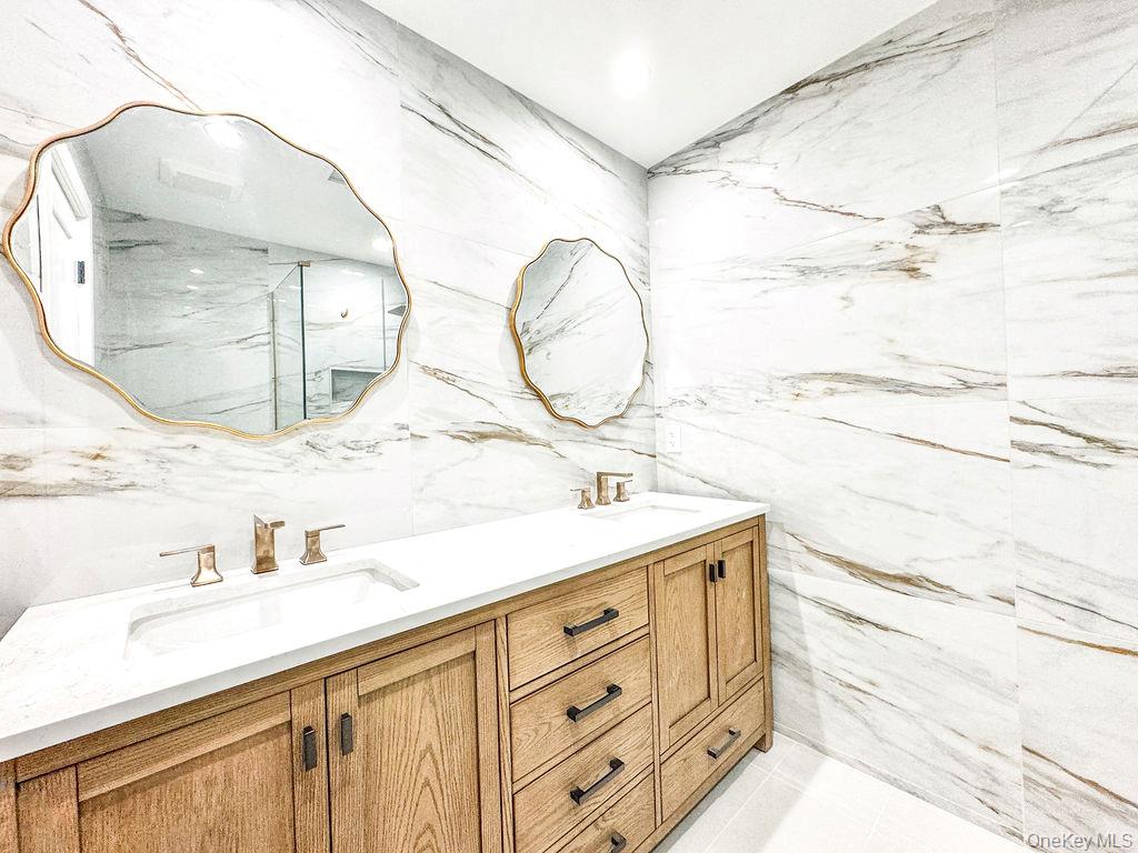 6 Clearmeadow Court, Woodbury, NY 11797