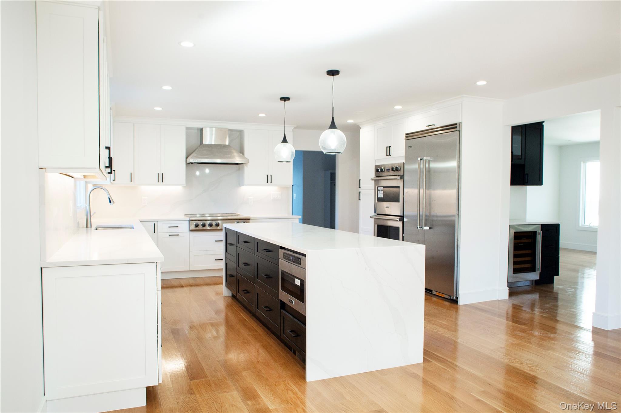 6 Clearmeadow Court, Woodbury, NY 11797