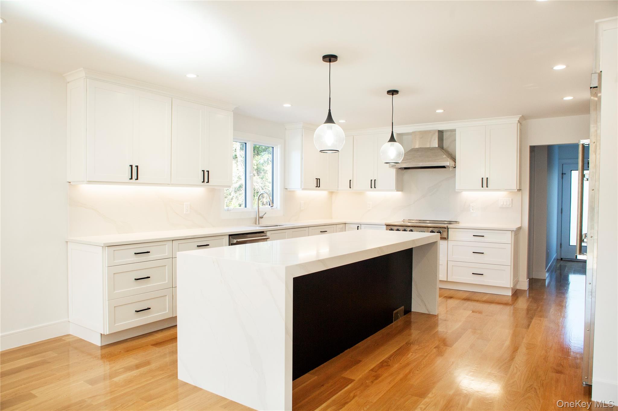 6 Clearmeadow Court, Woodbury, NY 11797