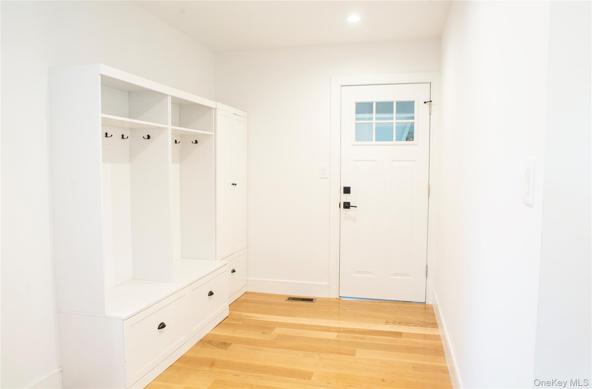 6 Clearmeadow Court, Woodbury, NY 11797