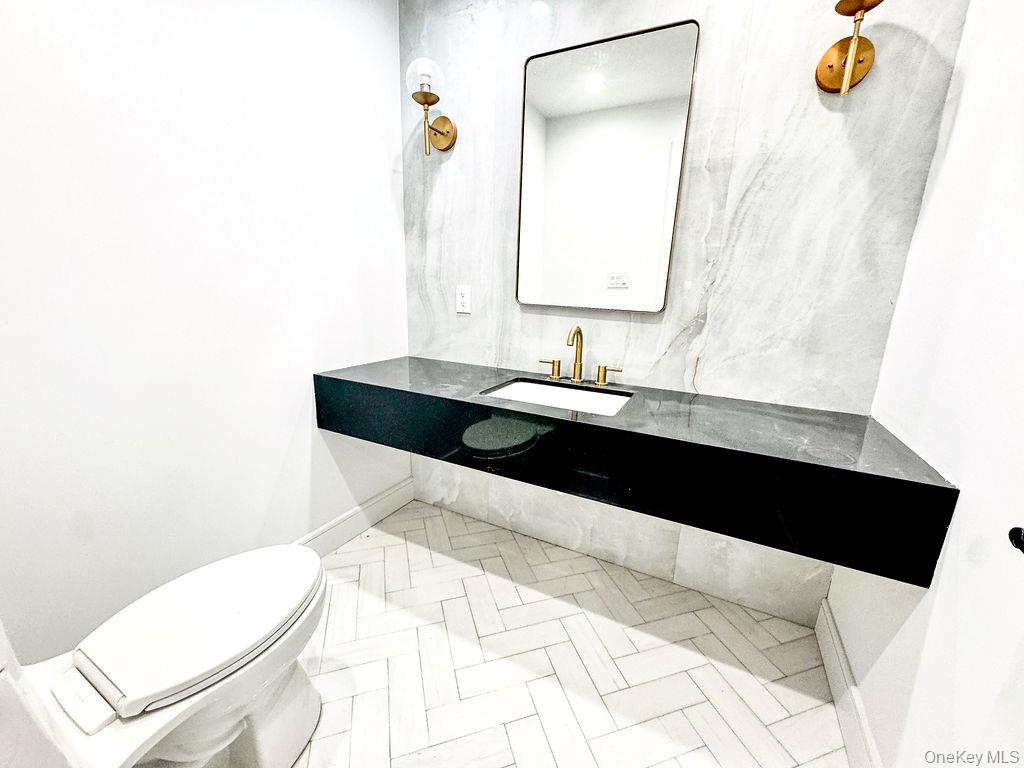 6 Clearmeadow Court, Woodbury, NY 11797