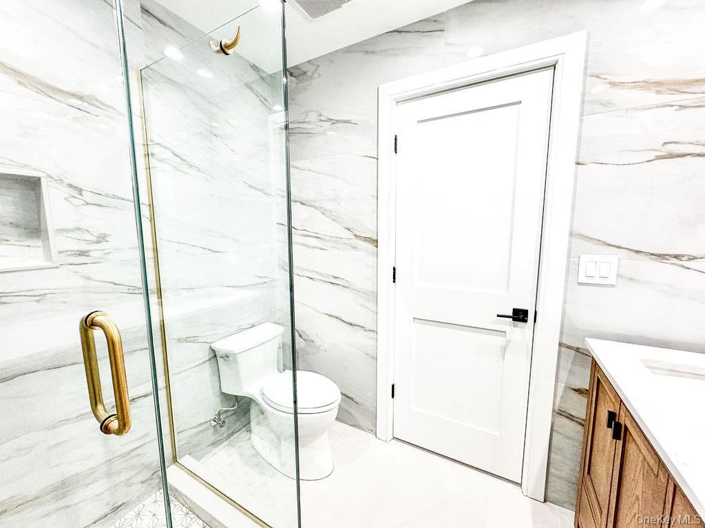 6 Clearmeadow Court, Woodbury, NY 11797