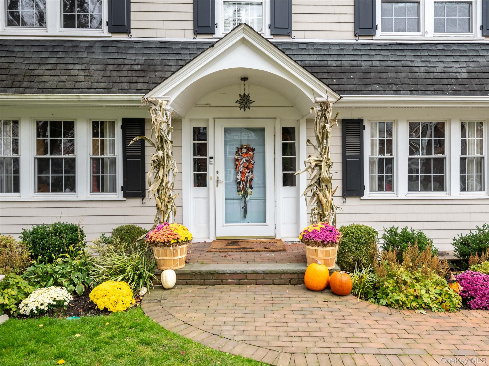 39 Hawthorne Place, Manhasset, NY 11030