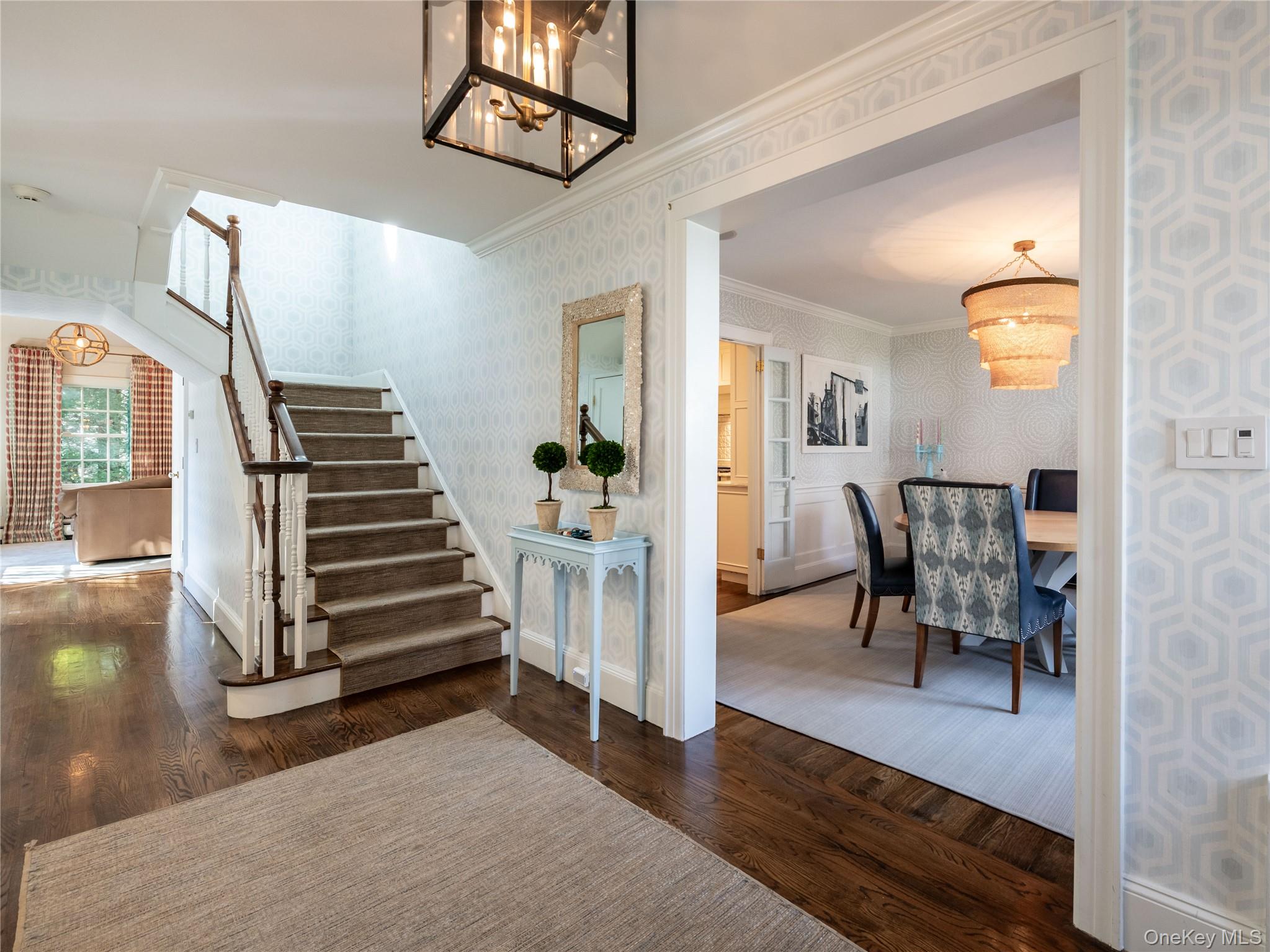 39 Hawthorne Place, Manhasset, NY 11030