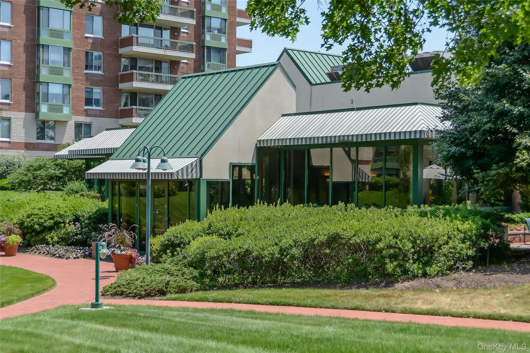 100 Hilton Avenue # 411, Garden City, NY 11530