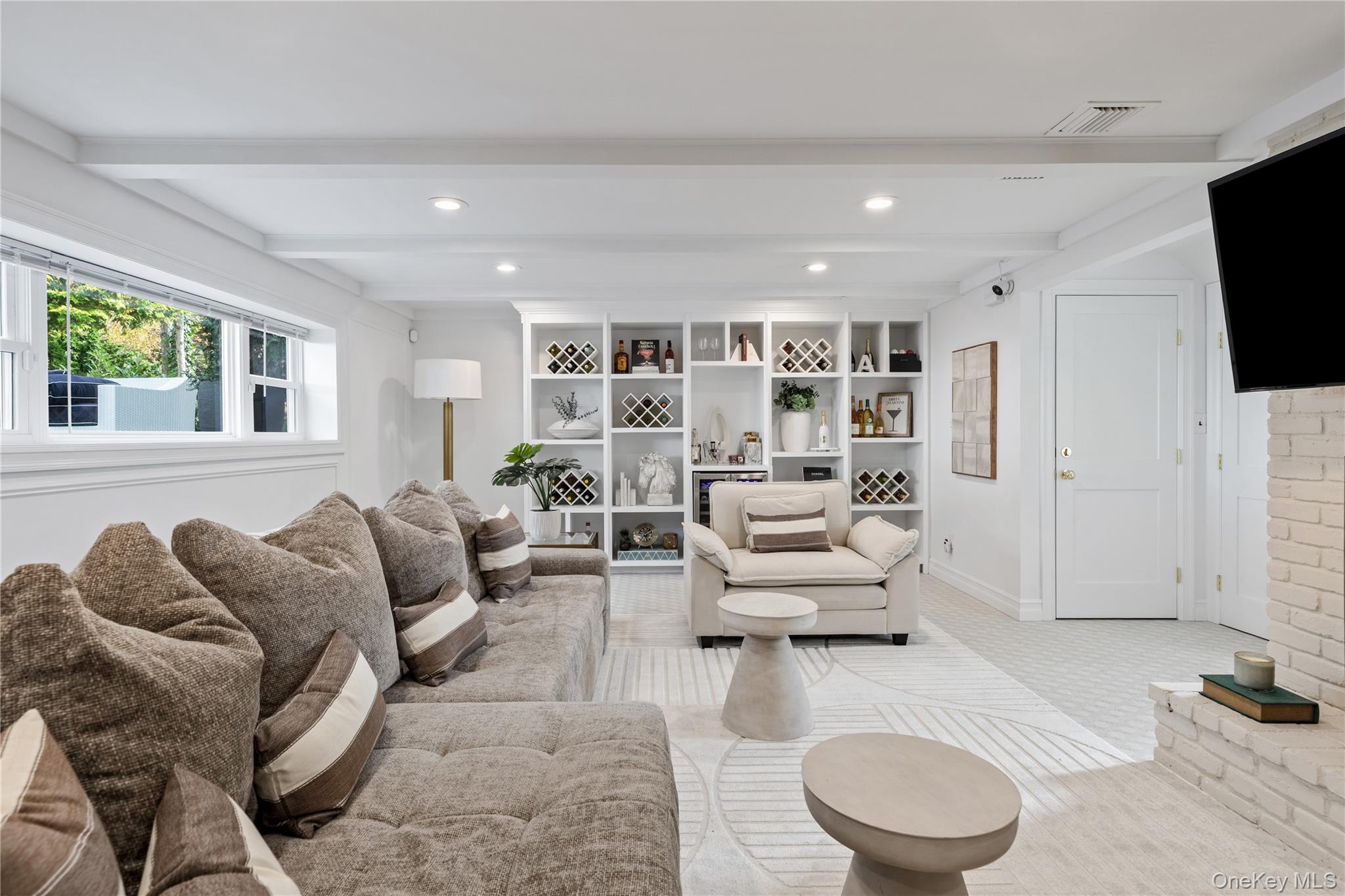 4 Long Ridge Road, Plainview, NY 11803