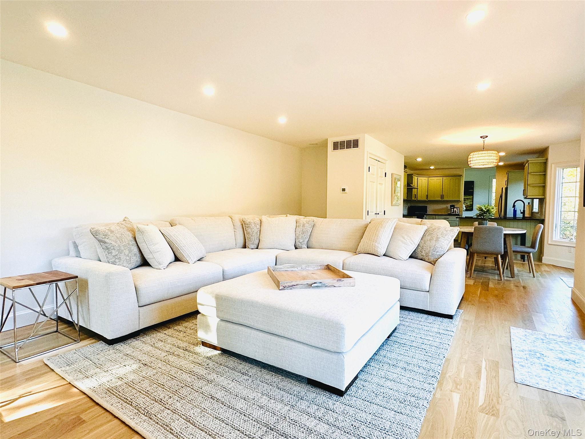 10 Ginny Lane, Hampton Bays, NY 11946