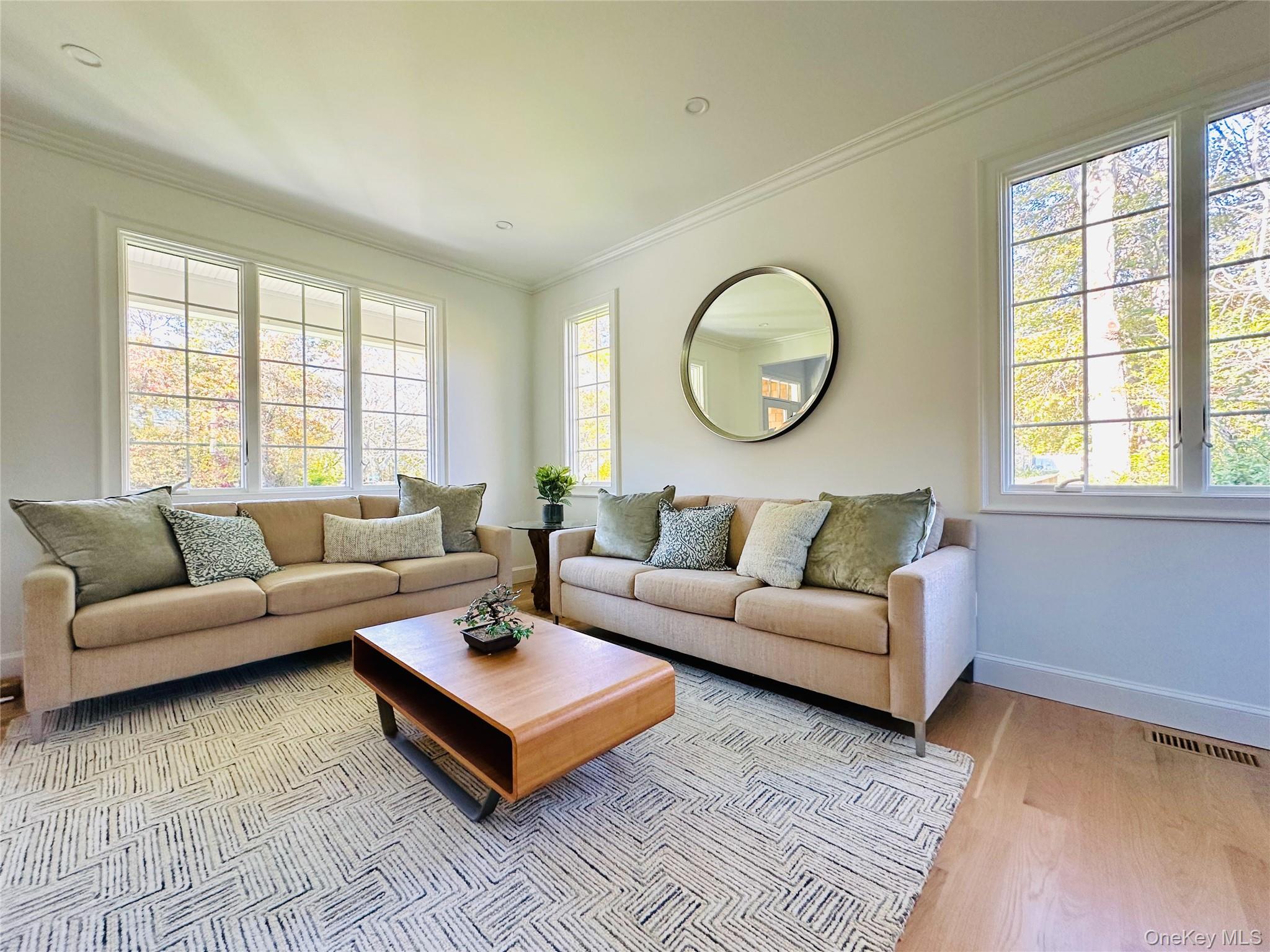 10 Ginny Lane, Hampton Bays, NY 11946