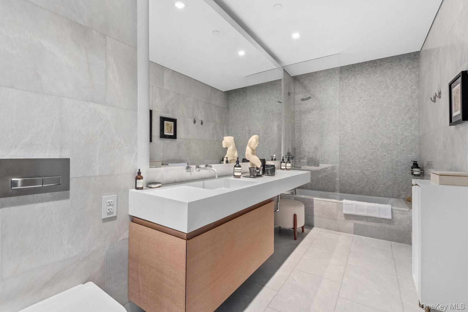 49 CHAMBERS Street # 8F, New York (Manhattan), NY 10007