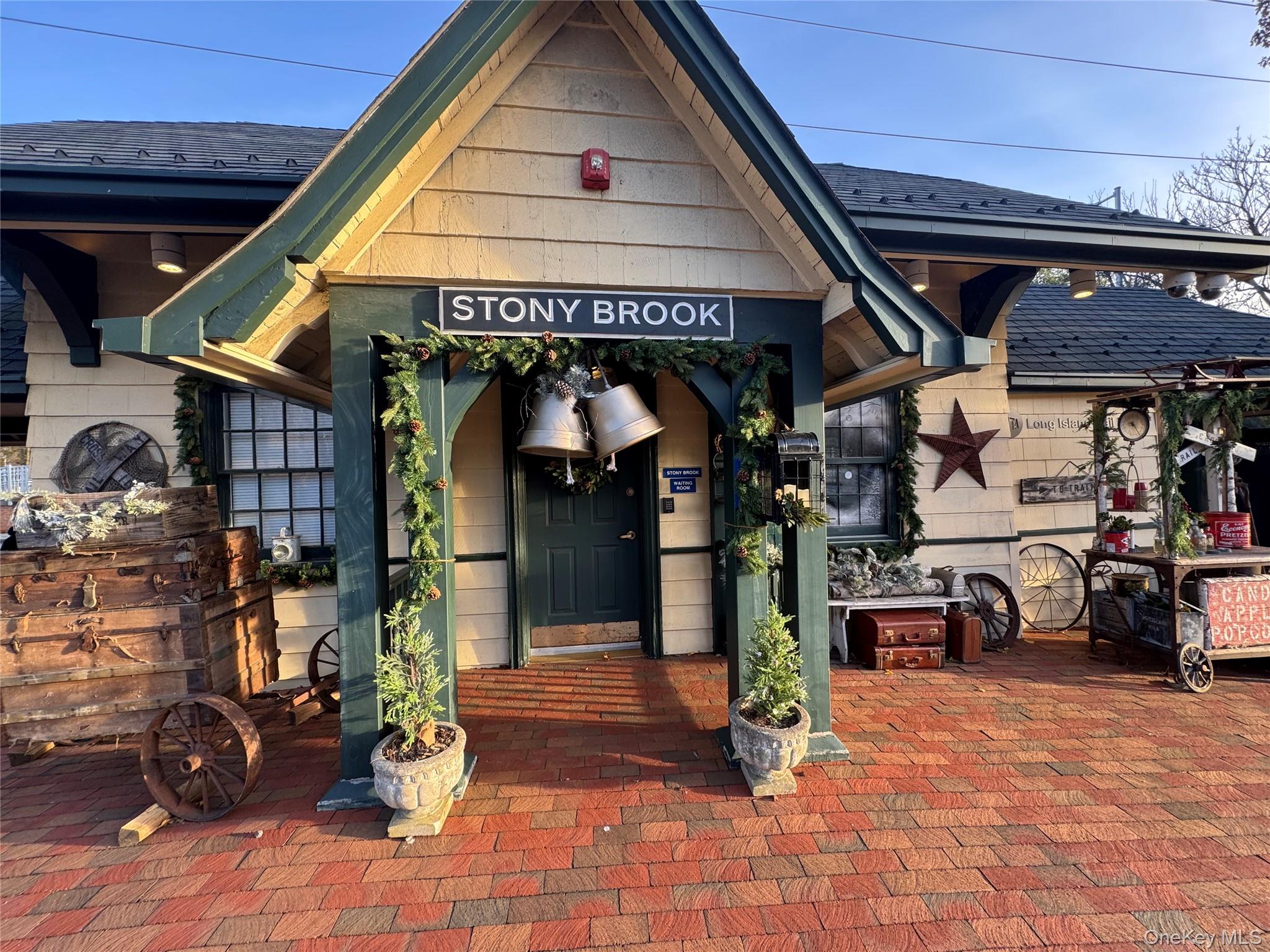 8 Old Wood Road, Stony Brook, NY 11790