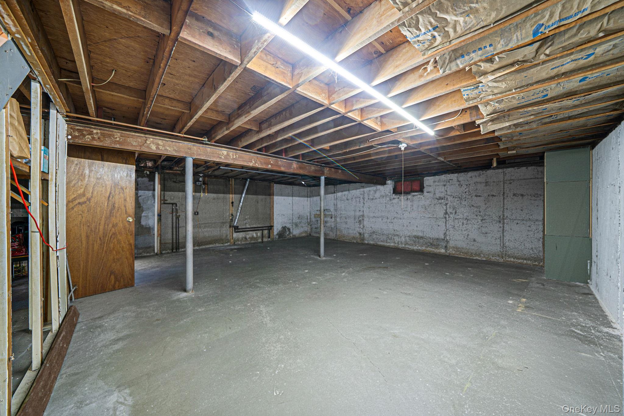 27 Kenwood Drive, Bohemia, NY 11716