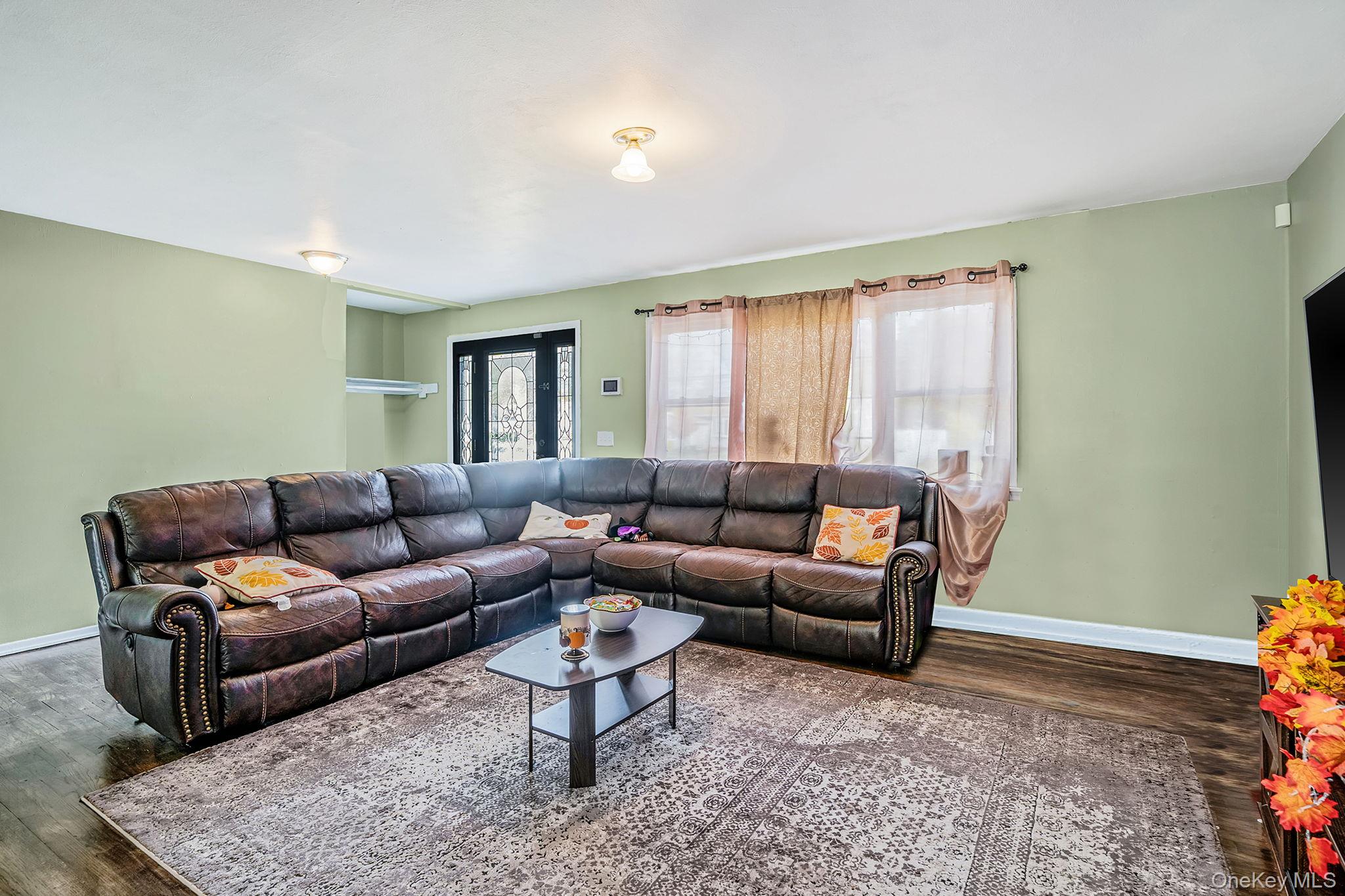 27 Kenwood Drive, Bohemia, NY 11716