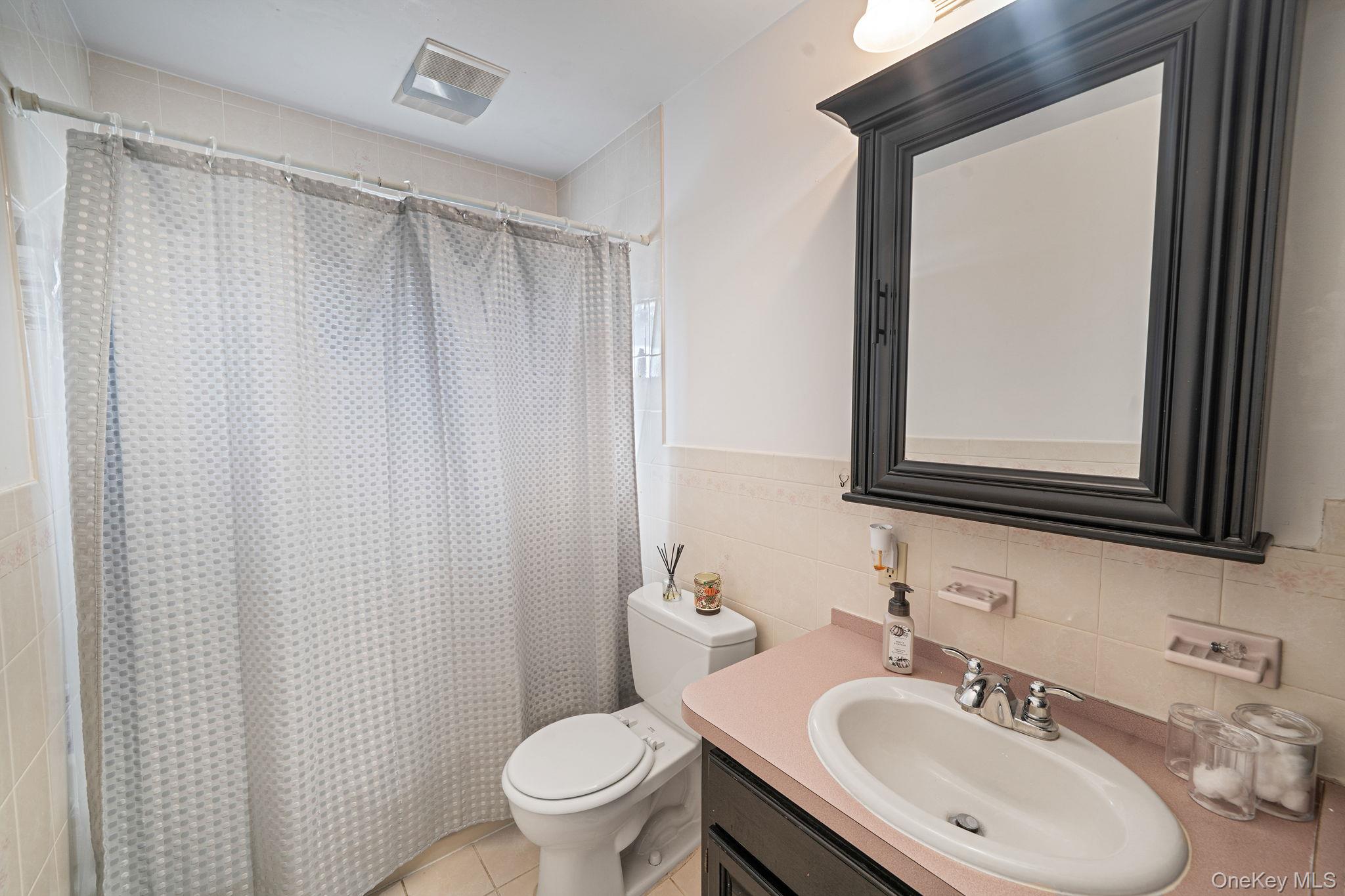 27 Kenwood Drive, Bohemia, NY 11716