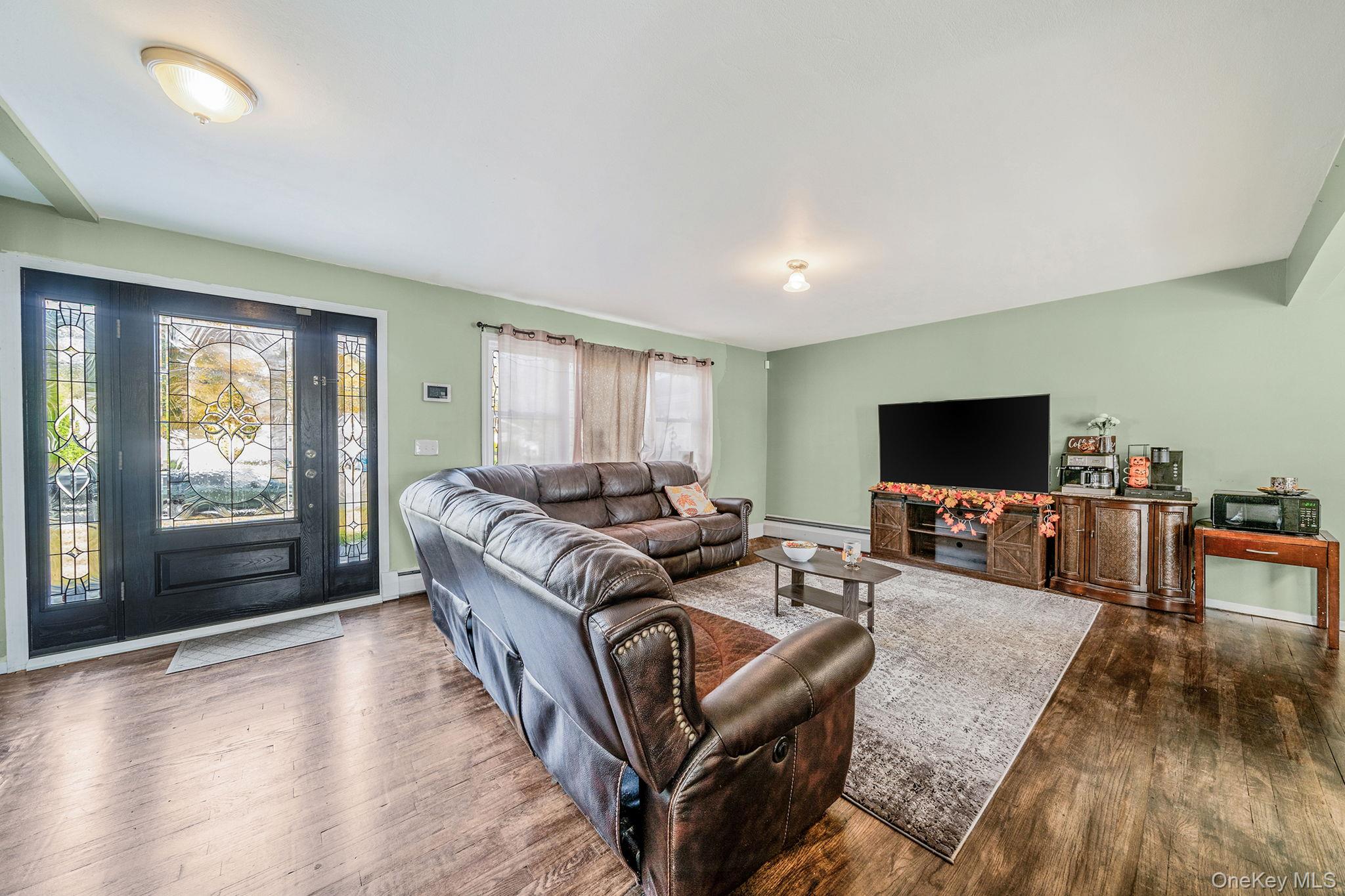 27 Kenwood Drive, Bohemia, NY 11716