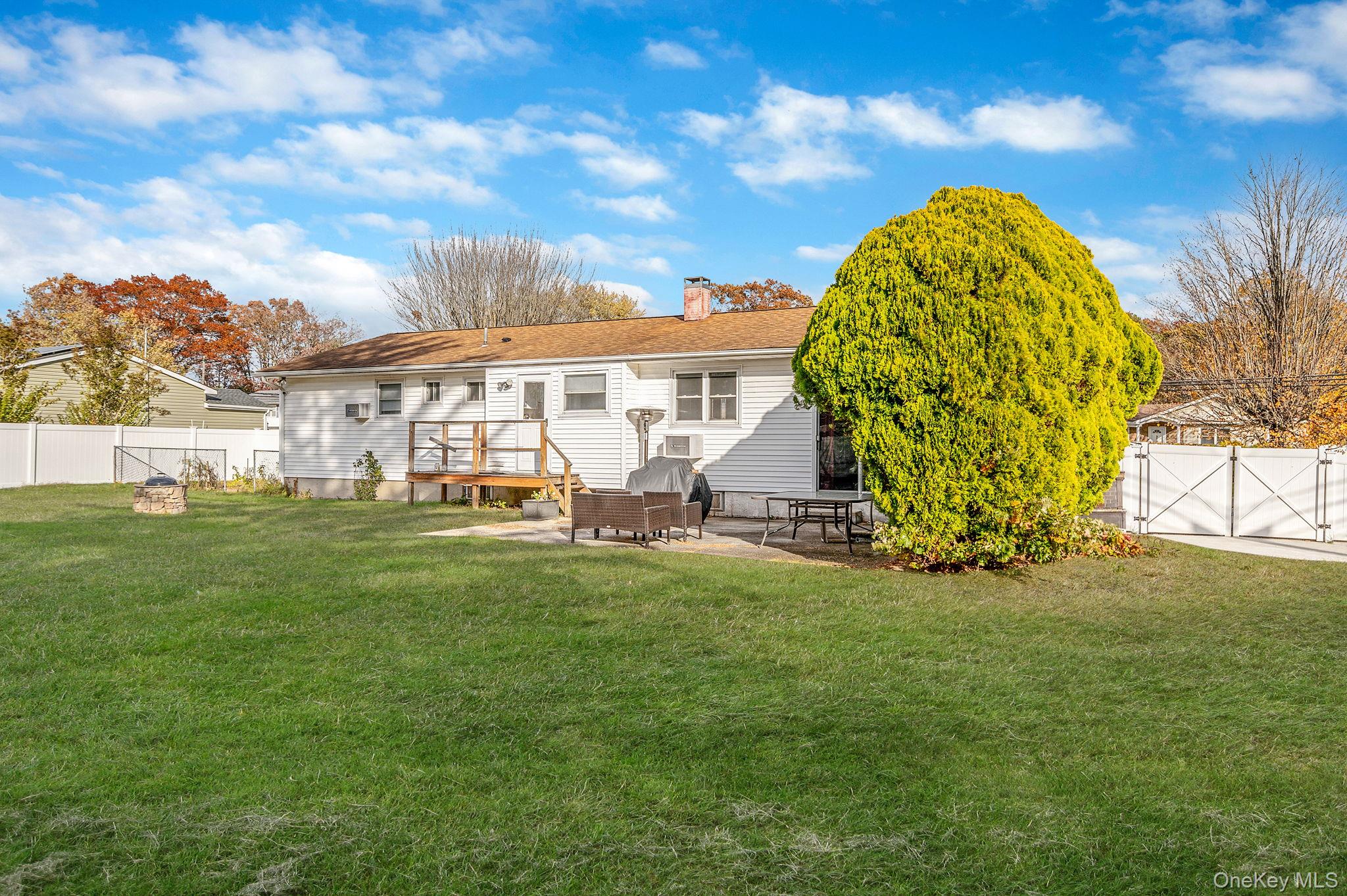 27 Kenwood Drive, Bohemia, NY 11716