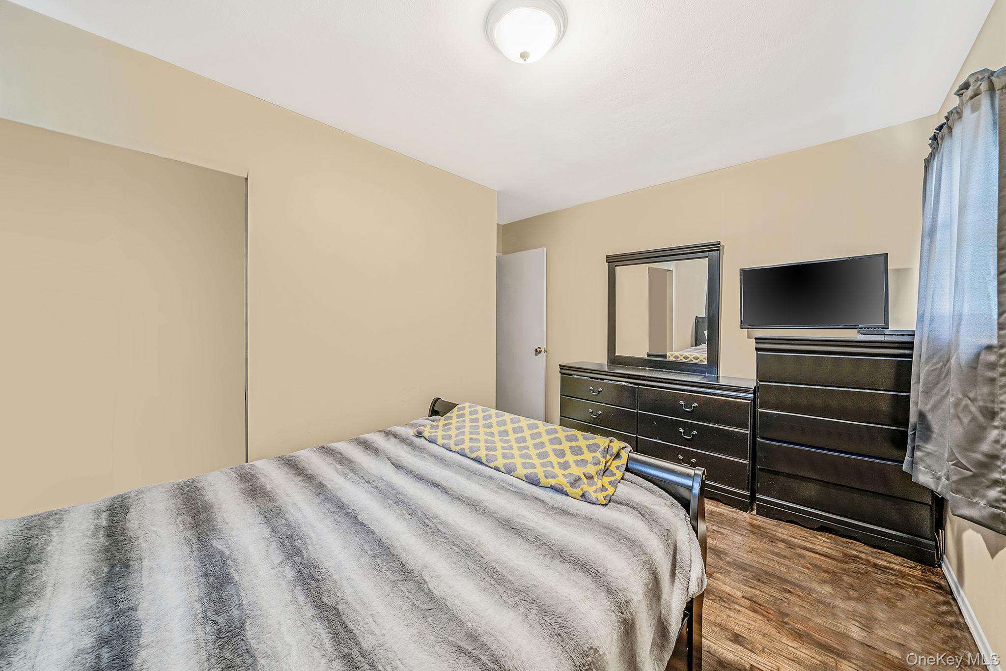 27 Kenwood Drive, Bohemia, NY 11716