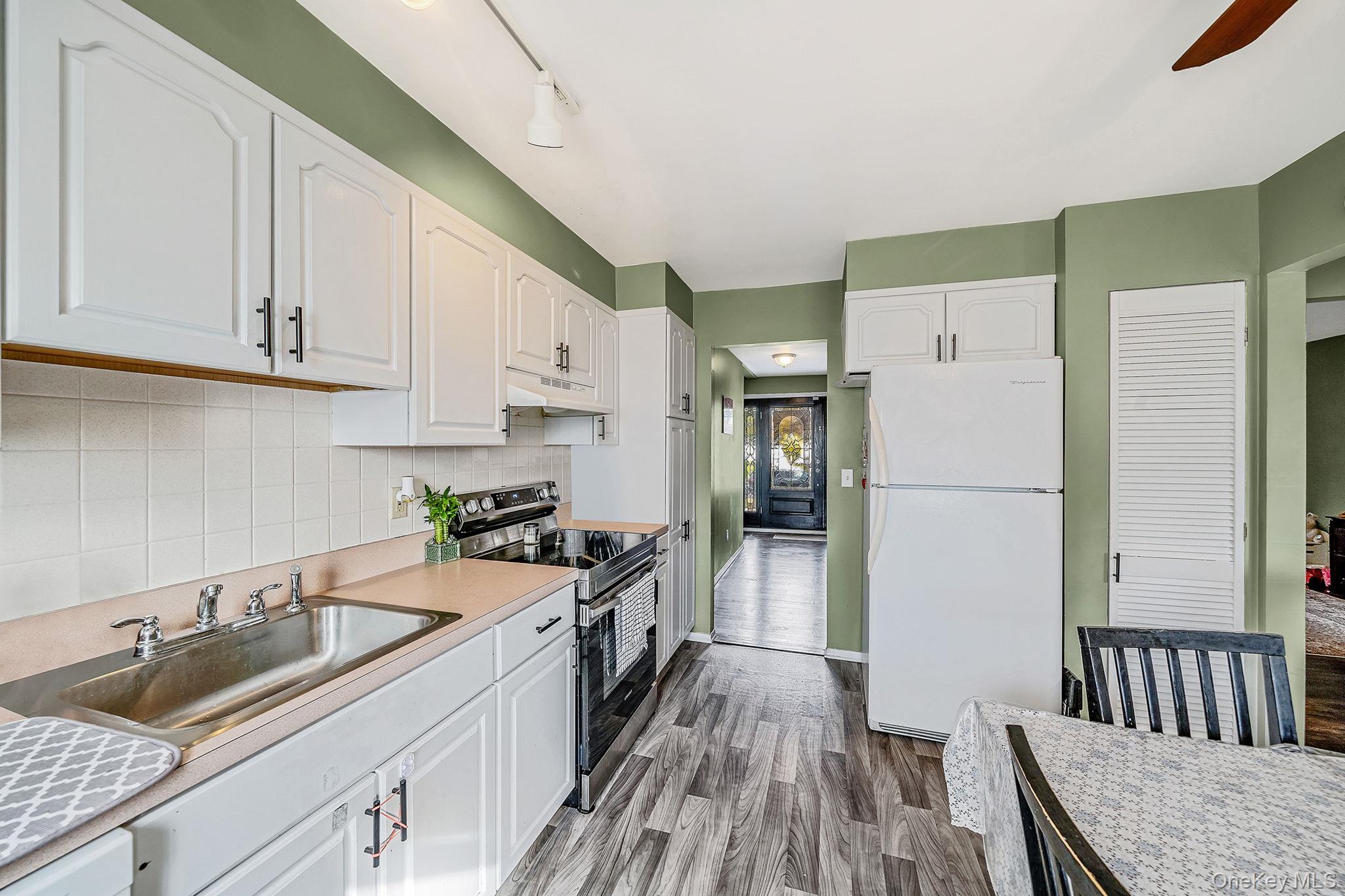 27 Kenwood Drive, Bohemia, NY 11716