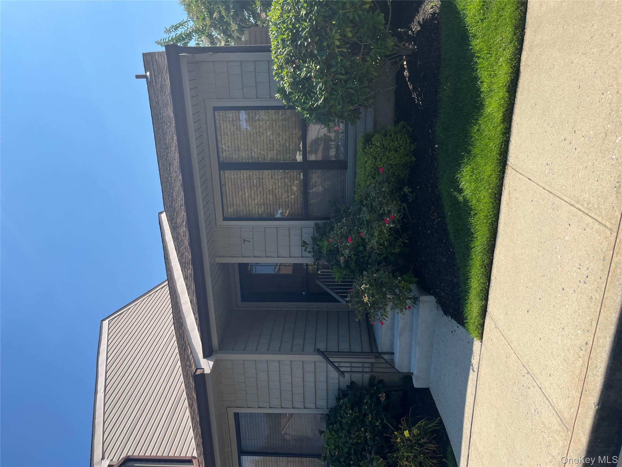 7 Stanford Court, Wantagh, NY 11793