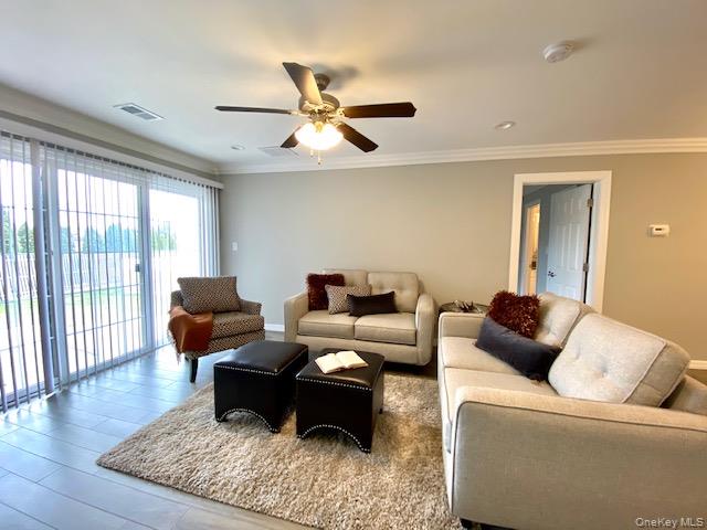 25 Westwood Drive # 15, Westbury, NY 11590