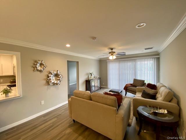 25 Westwood Drive # 15, Westbury, NY 11590