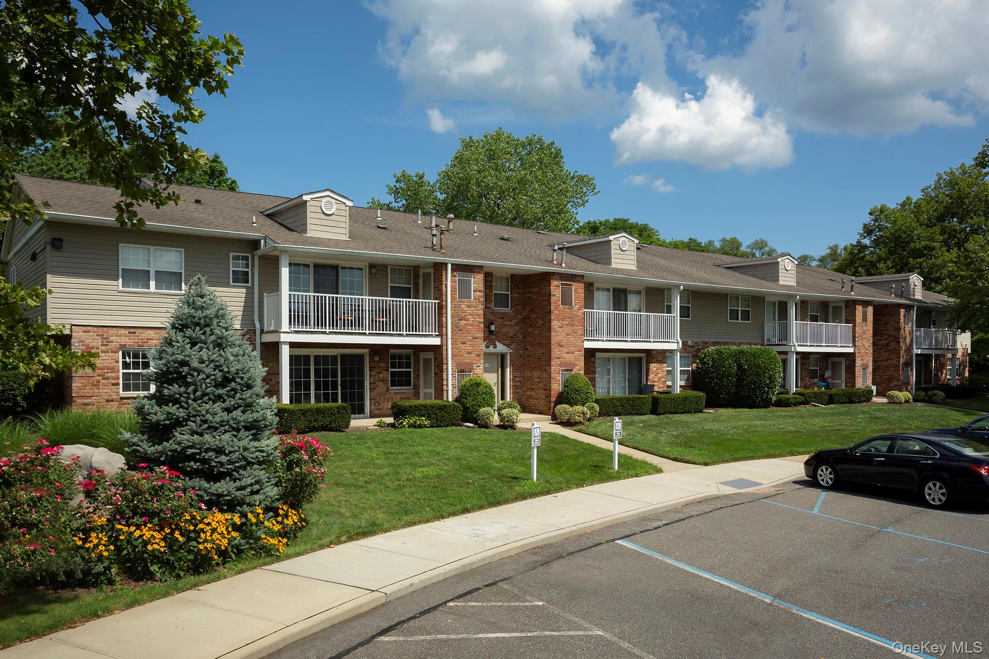 35 Westwood Drive # 26, Westbury, NY 11590