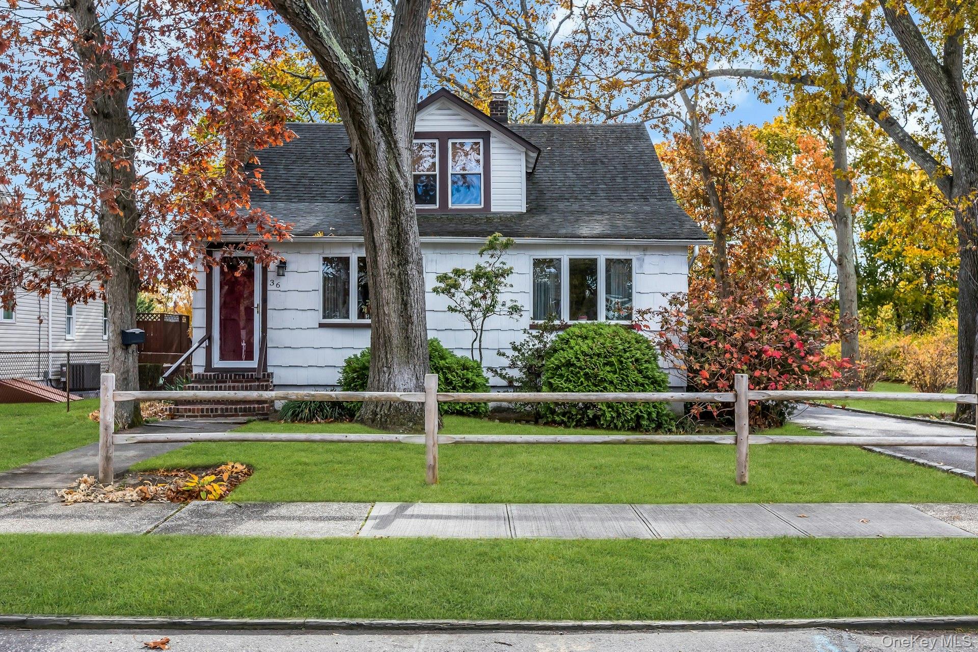 36 Roslyn Street, Islip Terrace, NY 11752