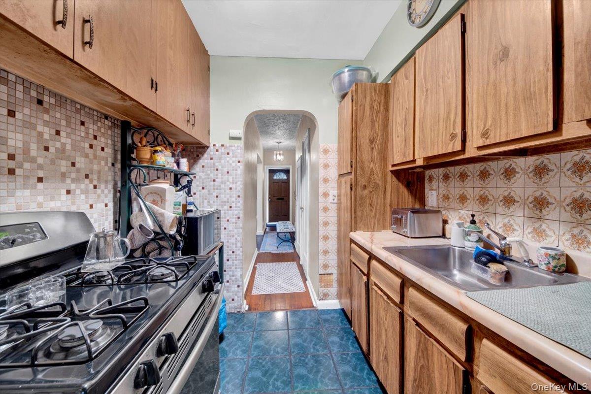 3302 Colden Avenue, Bronx, NY 10469