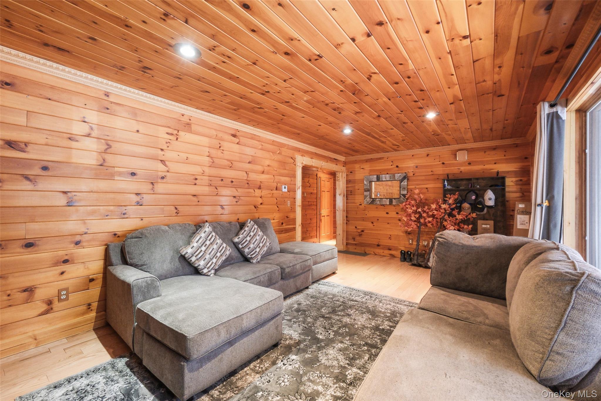 445 N Quaker Lane, Hyde Park, NY 12538