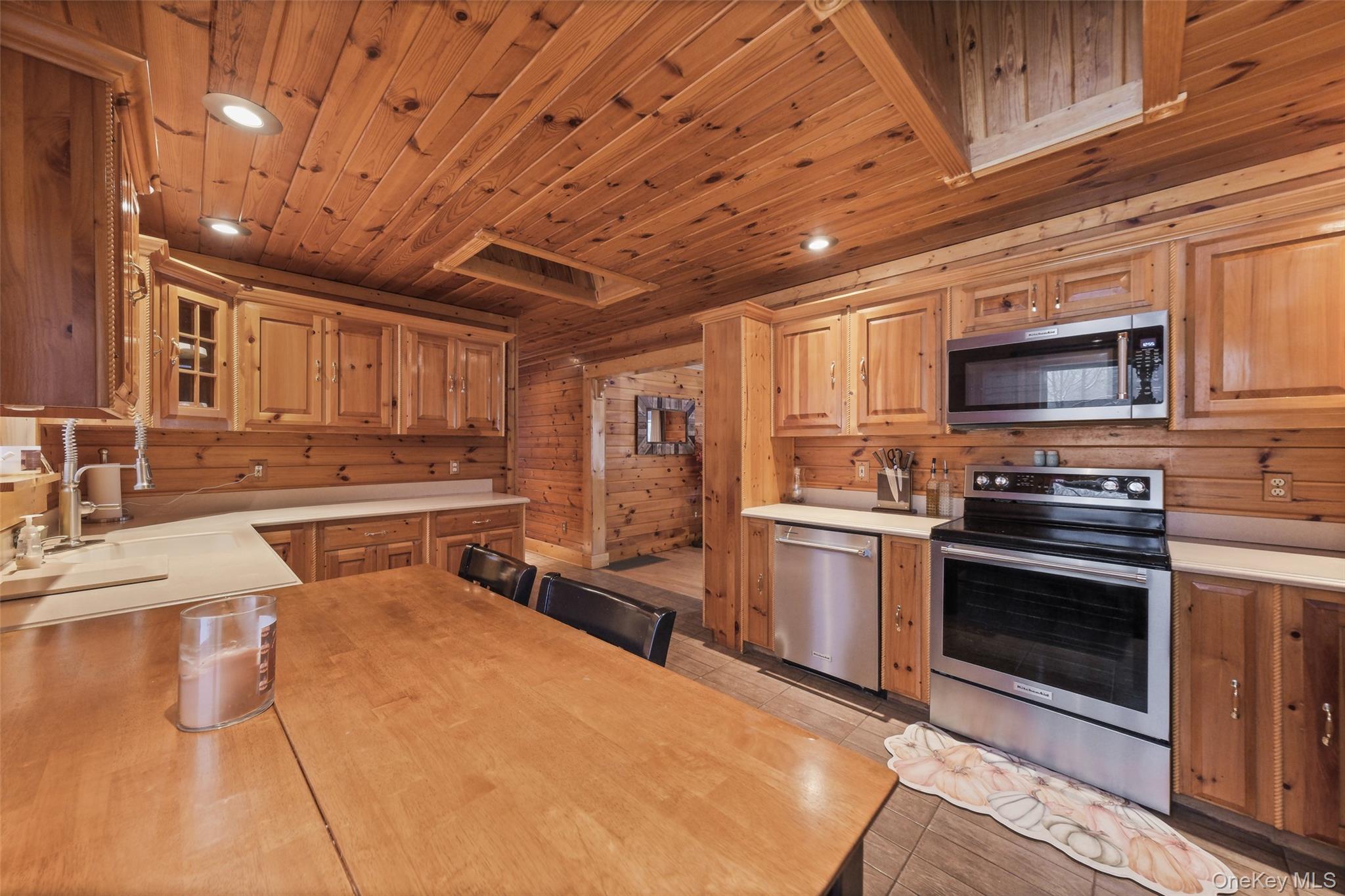 445 N Quaker Lane, Hyde Park, NY 12538