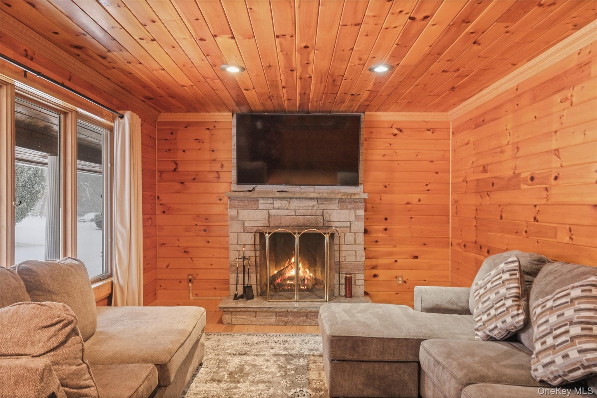 445 N Quaker Lane, Hyde Park, NY 12538